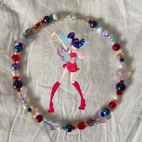 krucollective ପ(๑•ᴗ•๑)ଓ ♡ on Instagram: "THE MUSA BEADED NECKLACE 🦋☆*: .｡. ♡ .｡.:*☆🦋 [SOLD] ❀ handmade with lots of love <3 ❀ the fifth piece in my winx club collection ପ(๑•ᴗ•๑)ଓ ♡ ��❀ made with purple, violet, red, navy blue, indigo, baby pink, peach, baby blue, and white glass and pearl beads ❀ $29 CAD ❀ 14” + 2-3” extender chain and silver hardware ❀ available on etsy and ig dms" Winx Necklaces, Winx Club Jewelry, Butterfly Cottagecore, Fairycore Butterfly, Pulseras Kandi, Jewels Diy, Cottagecore Y2k, Hello Kitty Jewelry, Indie Jewelry