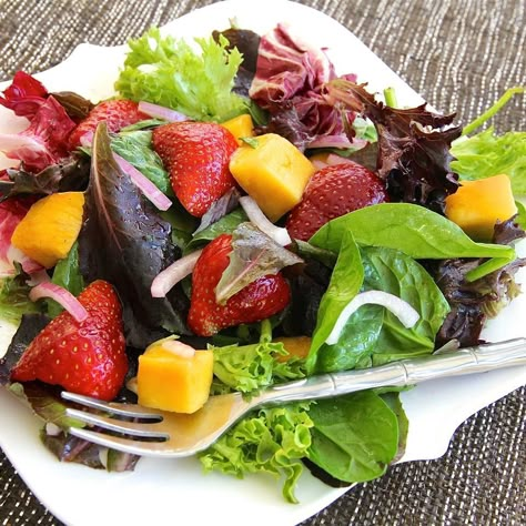 Ensalada de lechuga con fresa y mango | People en Español Mesclun Salad, Balsamic Vinegar Dressing, Summer Salads With Fruit, Green Salad Recipes, Salad Mixed Greens, Mango Salad, Mango Recipes, Best Salad Recipes, Best Salad