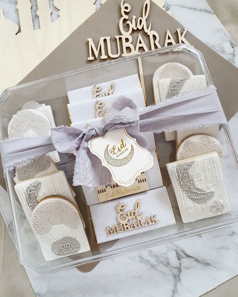 Sweetly made by Nadia on Instagram: “Eid cookies and chocolates gift boxes dm for all enquiries #sydneycookies #eidcookies #eid2022 #eidgifts #cookiegiftbox #cookiesfondant…” Kotak Hampers, Eid Chocolates, Eid Cookies, Eid Sweets, Eid Boxes, Chocolates Gift, Cookie Gift Box, Eid Cards, Chocolate Gift Boxes