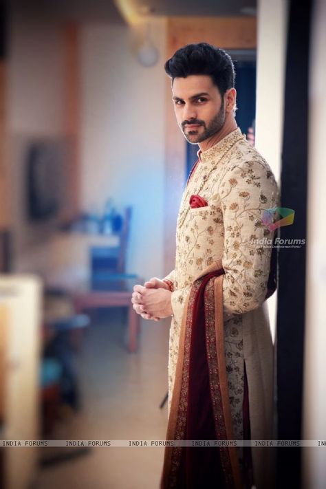 Vivek Dahiya poses at his Wedding Ceremony! Boy Photography Poses Wedding, Varraja Pose, Indian Groom Poses Portraits, Indian Wedding Groom Poses, Boy Wedding Poses, Wedding Poses For Groom, Wedding Boy Poses, Indian Groom Photography Poses, Groom Poses Indian Wedding