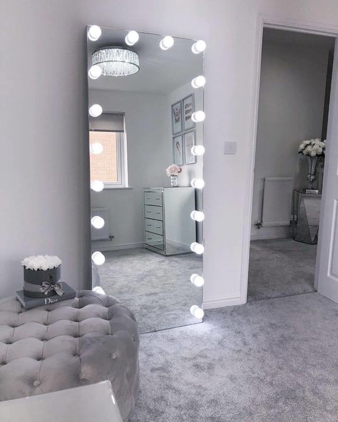 Grey Beauty Room, Room Ideas Aesthetic Modern Grey, Bedroom Esthetics Ideas, Room Inspo Gray, Grey And White Bedroom Ideas Cozy, Grey Teenage Girl Bedroom, Grey Teen Bedroom, White And Grey Room, Grey Room Aesthetic