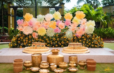 Sunflowers, Organza blooms and a hint of tropical paradise- the perfect blend for Vineeth and Bhavya’s beautiful Haldi Ceremony! 💛 ⁣ ⁣ Vineeth x Bhavya⁣ ⁣ Event planned and executed by @yellowplanners⁣ Photography: @vijayeesamandco Tropical Haldi Decor, Simple Outdoor Wedding Decor, Decoration Ideas Haldi, Haldi Entrance, Haldi Stage, Haldi Backdrop, Haldi Decorations, Mehndi Decoration, Engagement Stage