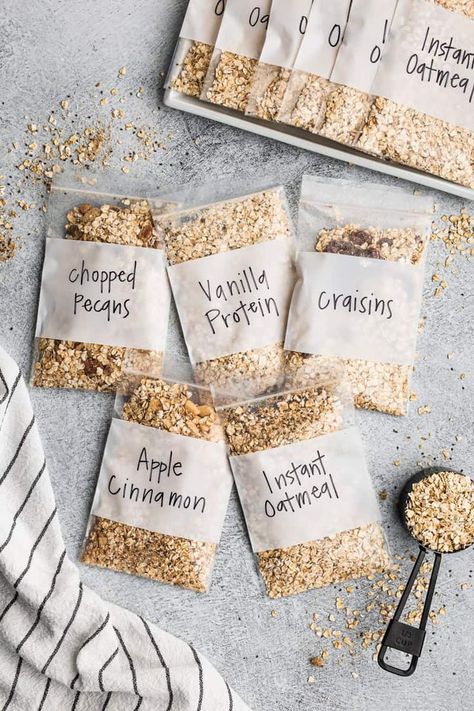 Packets of homemade instant oatmeal - an easy breakfast idea the whole family will love. Homemade Instant Oatmeal, Instant Oatmeal Packets, Dehydrated Strawberries, Oatmeal Flavors, Diy Oatmeal, Strawberry Overnight Oats, Dehydrated Apples, Instant Pot Yogurt, Caramelised Onion