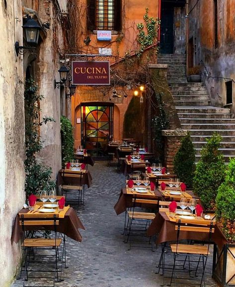 Couldn't resist posting this gorgeous image of Cucina Del Teatro in Rome. Rome Restaurants, Trastevere Rome, Side Walk, Rome Photo, Italy Street, Italy Map, Romantic Places, Italian Restaurant, Rome Italy