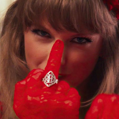 Taylor Swift Nails, Taylor Swift Fotos, Loving Him Was Red, Estilo Taylor Swift, Taylor Swift Red, Taylor Swift Funny, Red Taylor, Taylor Swift Album, Taylor Swift Wallpaper