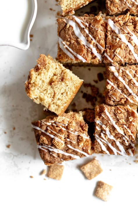 Cinnamon Toast Crunch Coffee Cake - Simply Unbeetable Cinnamon Toast Crunch Coffee, Desserts Without Eggs, Classic Coffee Cake, Cake With Cinnamon, Cinnamon Icing, Cinnamon Crumble, Cinnamon Crunch, Crunch Cereal, Crunch Cake