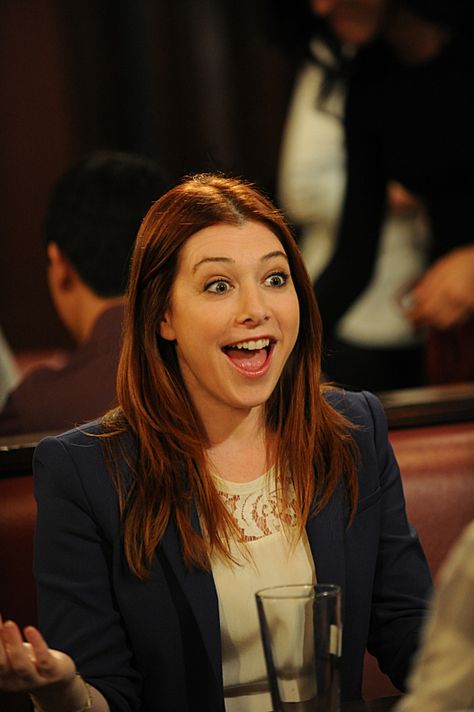 Lily Aldrin Himym Wallpaper, Lily Aldrin, How Met Your Mother, Tv Moms, Tv Show Outfits, Alyson Hannigan, How I Met Your Mother, Celebrity Babies, Iphone Phone