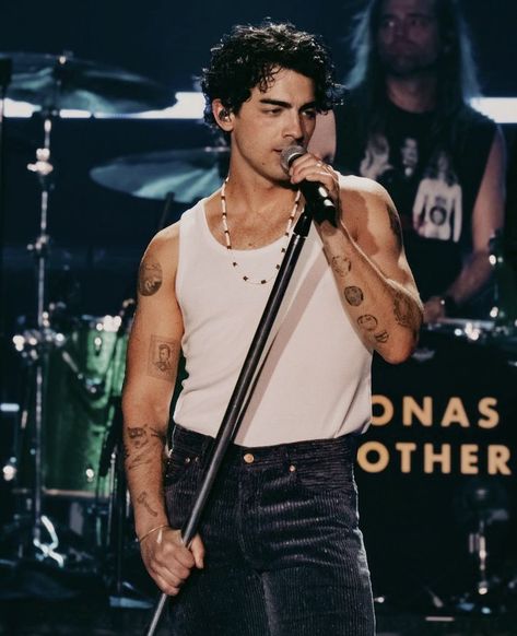 Hot Musicians Guys, Joe Jonas Tattoos, Jo Jonas, Hot Singers, Outfit Ideas Aesthetic, Jonas Brother, Joe Jonas, Jonas Brothers, Random Image