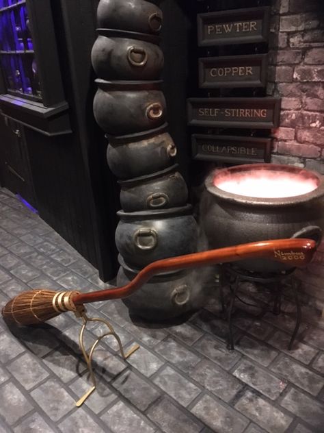 This is the finest Nimbus 2000 made. Beautifully crafted in wood and willow. Someone left it outside Potages while they shop! Knockturn Alley, Nimbus 2000, Halloween Outside, Door Display, Door Displays, Diagon Alley, Harry Potter Crafts, Harry Potter Theme, Harry Potter Party