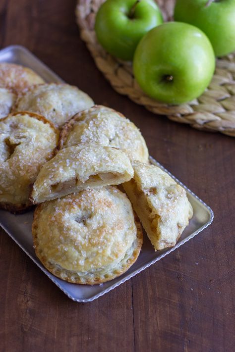 Apple Hand Pies - how to make these adorable apple hand pies plus the secret to making the FLAKIEST pie crust! Apple Crisps, Hand Pie Recipes, Apple Hand Pies, Best Thanksgiving Recipes, Hand Pie, Dessert Aux Fruits, Pastry Pie, Mini Pies, Hand Pies