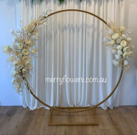 Gold Hoop Photo Backdrop, Flowers On Arch, Decorasi Wedding, Floor Flowers, Hoop Backdrop, Simple Wedding Arch, Round Arch Backdrop, Mesh Backdrop, Arch Sign