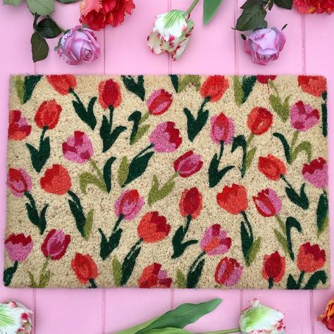 https://www.instagram.com/p/CK3ROXXHL9s/?igshid=19zjhjf1me5ig Easter Spring Wreath, Design Door, Tulip Design, Tulip Flower, Coir Doormat, Bee Print, Welcome Spring, Pink Tulips, Tulips Flowers