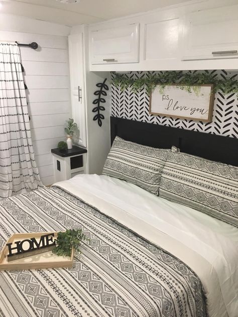 Camper Interior Ideas Bedroom, Boho Rv Bedroom Ideas, Bedroom Camper Ideas, Cute Camper Interior Decorating Ideas, Camper Bunkhouse Decor, Renovated Rv Bedroom, Boho Camper Bedroom, Rv Bed Remodel, Black And White Camper Decor