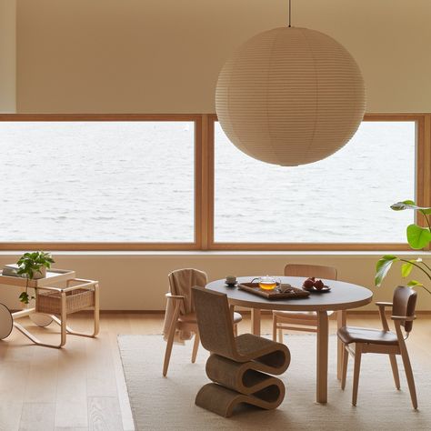 Artek Helsinki (@artekhelsinki) • Instagram-foto's en -video's Artek 95 Table, Lantern Light Fixture, Paper Lantern Lights, Acrylic Chandelier, Modern Desk Lamp, Lantern Pendant Lighting, Wood Floor Lamp, Table Lamps Living Room, Kitchen Ceiling Lights