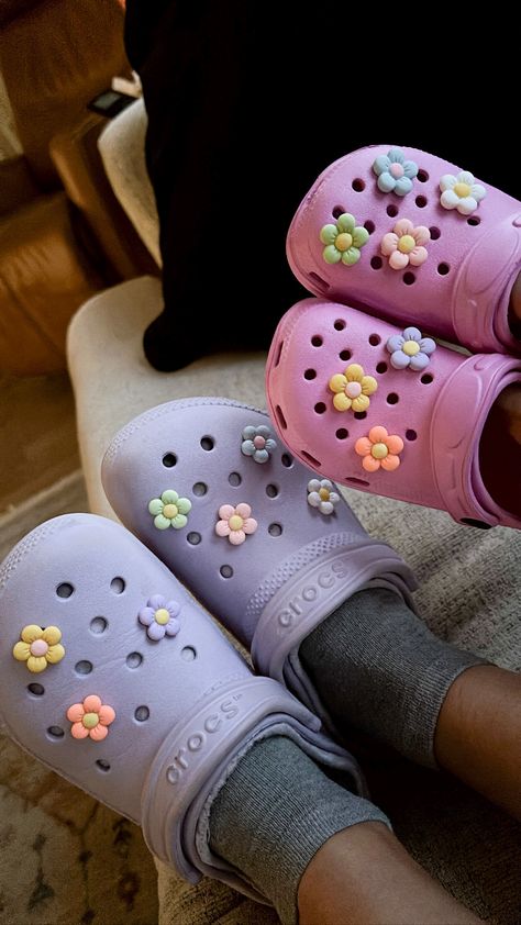 Lavender Crocs With Charms, Cute Jibbitz For Crocs, Jibits For Crocs Aesthetic, Cute Crocs Jibbitz Ideas, Croc Jibbitz Aesthetic, Cute Croc Jibbitz Ideas, Pink Crocs With Jibbitz, Crocs Aesthetics, Flower Jibbitz