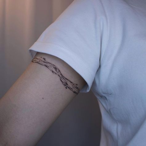 Waves Armband Tattoo, Tattoo Waves, Arm Cuff Tattoo, Line Tattoo Arm, Around Arm Tattoo, Cuff Tattoo, Band Tattoo Designs, Armband Tattoo Design, Small Girl Tattoos