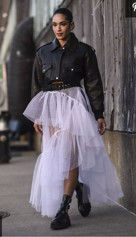 Tulle Dress Street Style, Leather Corset Outfit, Bubble Skirt Outfit, Tulle Outfit, Punk Street Style, Corset Outfit, New York Fashion Week Street Style, Fashion Hacks Clothes, Cute Simple Outfits