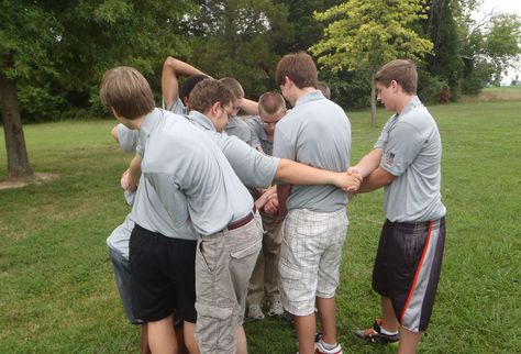 sports team building activities human knot image Football Team Bonding Activities, Sports Team Bonding Activities, Sport Team Bonding Activities, Team Building Activities For Volleyball Players, Sports Team Building Activities, Human Knot Game Team Building, 10u Softball, Sports Team Building, Activities For Youth