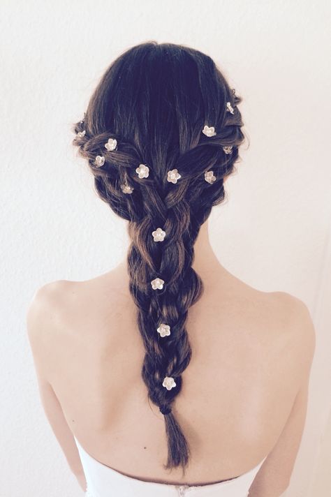 Flower braid Fishtail Braid With Flowers, Flower Braid, Flower Braids, Double Braid, Twist Braids, Twisted Wonderland, Friend Wedding, Half Up, Daisy Flower