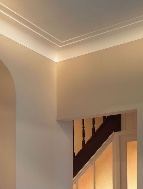 Crown Molding In Modern Home, Crown Molding Modern Interior Design, Simple Modern Crown Molding, Trim On The Ceiling, Contemporary Crown Molding Ideas, Art Deco Molding Interior Design, Trim Molding Ideas Ceilings, French Crown Molding Ceiling Detail, Transitional Molding Ideas