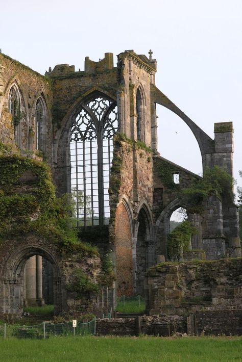 Gothic Ruins, Beaux Arts Architecture, Emerald Fennell, Ruins Architecture, Medieval Buildings, Beautiful Ruins, Abandoned Castles, Castle Ruins, Fantasy Places