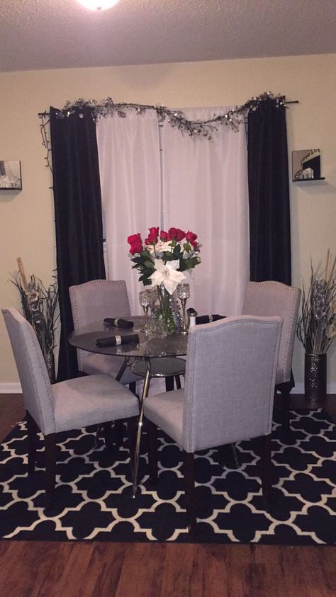 Apartment Dining Room Ideas, Apartment Dining Room Decor, Beautiful Dining Room Decor, Magnolia Style, Beautiful Dorm Room, Holiday Dining Room, Black Living Room Decor, Apartment Decorating Living, Living Room Wall Color