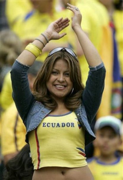 Ecuadorian Culture Aesthetic, Ecuadorian Aesthetic, Ecuadorian Culture, Latina Vibes, World Cup Fans, Latin Culture, Female Football, Soccer Outfit, Jersey Outfit