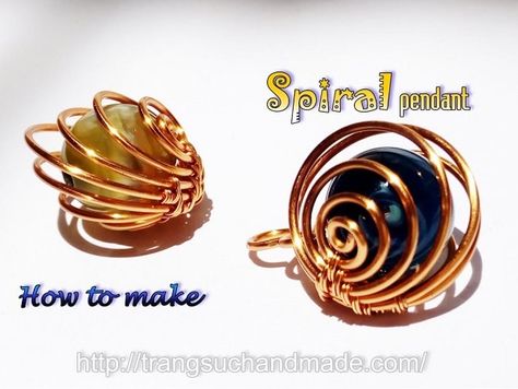 Round Wire Cage Spiral Tutorials Revisited with Captured Stone or Bead - The Beading Gem's Journal Free Jewellery Making Tutorials, Spiral Pendant, Wire Wrapped Jewelry Diy, Bijoux Fil Aluminium, Wire Jewelry Tutorial, Diy Wire Jewelry, Craft Jewelry, Wire Pendant, Work Jewelry