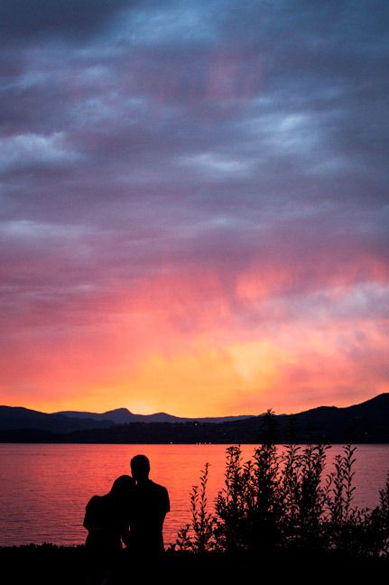 silhouette couple beach Vancouver sunset Couple Snap, Sunrise Shoot, Beach Sunset Photography, Beach Silhouette, Image Couple, Stunning Sunset, Watching The Sunset, Silhouette Photography, Couple Silhouette