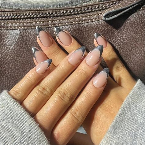 20 Chrome Nails That Prove That This Is The Biggest Trend Right Now | Le Chic Street Nails Silver Chrome, Silver Tip Nails, Chrome Nail Designs, Classic Nail Designs, Chrome Manicure, Chrome Nail Art, Glitter Manicure, Chrome Nails Designs, Nails Silver