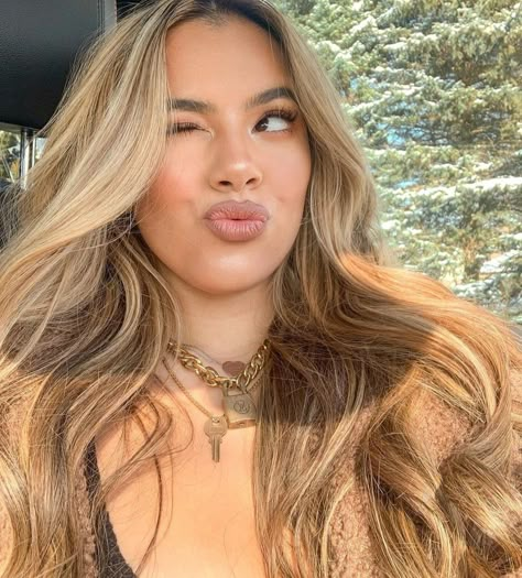 Blonde Hair Latina Skin, Best Blonde For Tan Skin, Blonde Hair Color Ideas For Latinas, Blonde Hair On Tanned Skin, Honey Blonde Hair On Olive Skin, Blonde For Latinas Olive Skin, Blonde Hair Color Ideas For Tan Skin, Blonde Hair For Light Olive Skin, Hair Dye Ideas For Olive Skin