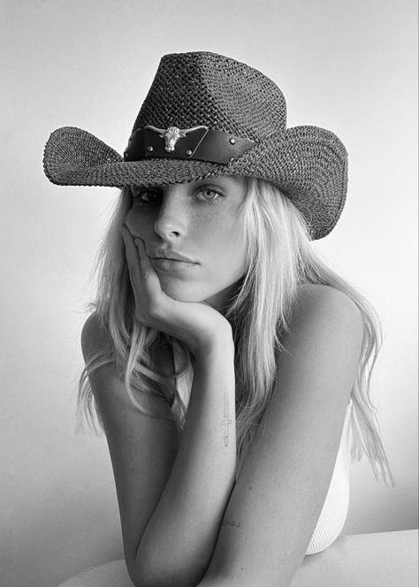 Winter Hamilton, Paige Lorenze, Cowgirl Photoshoot, Foto Cowgirl, Elsie Silver, Western Photoshoot, Hat Aesthetic, Cowboy Aesthetic, Wilde Westen