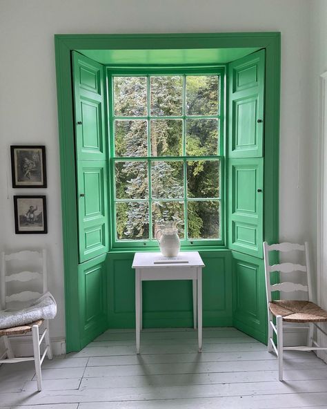 Camilla Guinness on Instagram: “In the green” Camilla Guinness, Coin Banquette, Bohemian Dining Room, Green Windows, Green Flooring, House Window, Front Door Colors, Green Interiors, Green Rooms