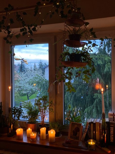 Candle Area In Bedroom, Cosy Witchy Bedroom, Candlelit Apartment, Fall Decor Small Spaces, Candles In Room, Candlelight Bedroom, Room Ideas Witchy, Fairytale Apartment, Candle Lit Living Room