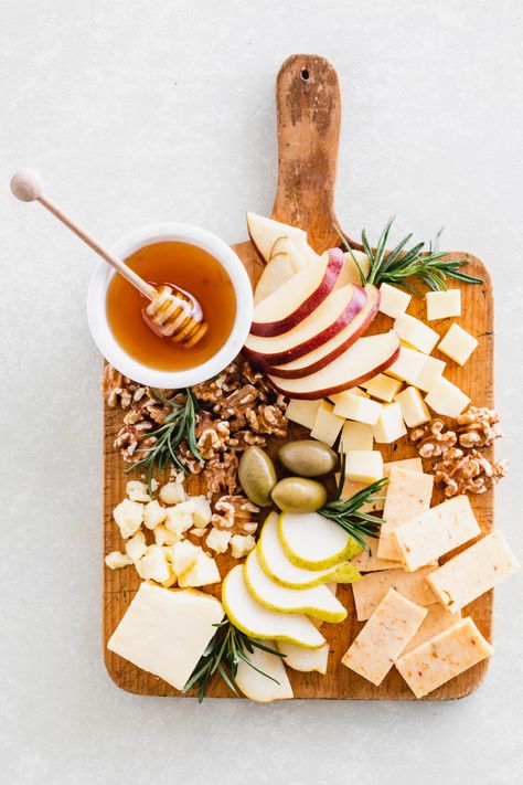 White Wine Charcuterie Board, Aesthetic Fruit Board, Small Platter Ideas For Two, Cozy Charcuterie Board, Pear Charcuterie Board, Small Cheese Plate Ideas, Unique Cheese Board, Wine And Cheese Night Aesthetic, Cheese Board Ideas Simple Diy