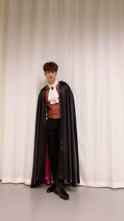 Mens Vampire Costume, Dracula Costume, Vampire Cape, Film Party, Vampire Fashion, Vampire Halloween Costume, Vampire Costumes, Vampire Clothes, Celebrity Costumes