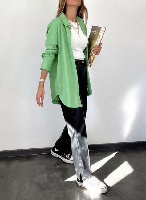 Outfit Camisa Verde, Outfit Sobrecamisa, Green Shirt Outfits, Argentina Fashion, Linen Shirt Outfit, Capsule Wardrobe Casual, Zara Looks, Smart Casual Wardrobe, Look Zara