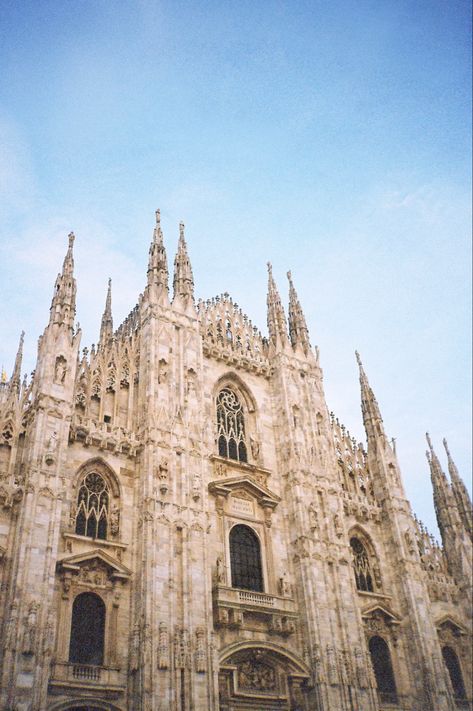 Milan Film Photography, Italy Friends Aesthetic, Italy Film Photography, Luna Aesthetic, 35 Mm Film, Milan Cathedral, Europe Holidays, Italy Landscape, Film Photos