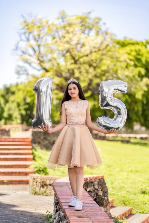 Simple Dresses Short, Quinceañera Photoshoot Ideas, Quince Photoshoot Ideas, Quince Photoshoot, Quinceanera Photoshoot, Quinceanera Photography, Dress Quinceanera, 21st Birthday Photoshoot, Cute Birthday Pictures