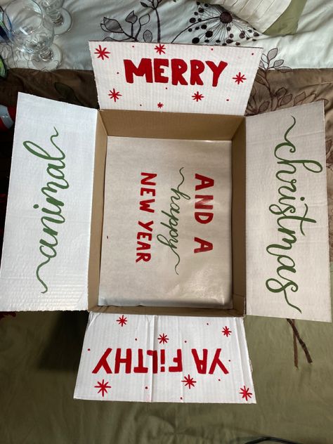 Box Decoration Ideas For Boyfriend, Diy Christmas Box For Boyfriend, Christmas Gift Box Ideas Men, Diy Couple Christmas Gifts, Diy Christmas Box Ideas, Christmas Ideas For Brother, Diy Gifts For Husband Christmas, Care Package Ideas Christmas, Christmas Crafts For Boyfriend