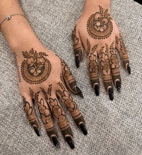 Backside Mehendi Design, Palm Henna Design, Minimal Mehndi, Henna Tattoo Design, Floral Mehndi, Short Mehndi Design, Tattoos Henna, Henna Inspo, Henna Hand