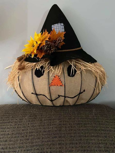 Outdoor Fall Decor Ideas Scarecrow, Scarecrow Wreath Diy Dollar Tree, Design Embroidery Patterns, Craft Wreath, Pumpkin Wreath Diy, Fall Dec, Harvest Crafts, Scarecrow Hat, Fall Decor Wreaths