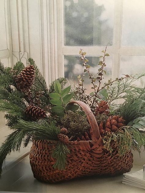 Potpuri Decoration, Cabin Floral Arrangement, Modern Colonial Christmas Decor, Christmas Basket Arrangements, Fall Pinecone Decor, Winter Wonderland Diy Decorations, Cabin Christmas Decor Rustic, Winter Wonderland Diy, Colonial Christmas Decorating