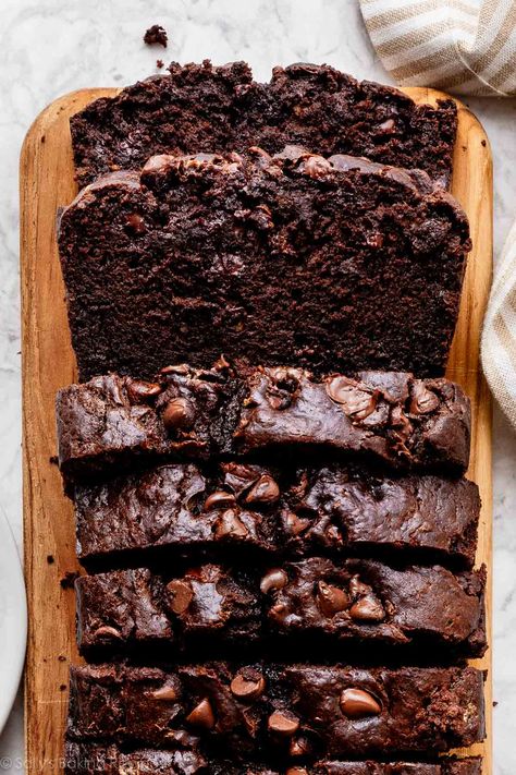 Double Chocolate Banana Bread Banana Bread Moist, Double Chocolate Banana Bread, Banana Bundt Cake, Chocolate Banana Bread Recipe, Peanut Butter Banana Muffins, Chocolate Banana Muffins, Sally's Baking, Breakfast Sweets, Chocolate Bread