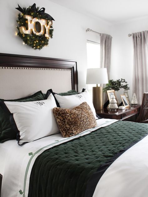 Green Christmas Decor Bedroom, Emerald Green Christmas Decor Bedroom, Green Christmas Room Decor, Modern Christmas Bedroom Decor, Blue Christmas Bedroom Decor, Green And White Christmas Bedroom, Green Christmas Bedding, Blue Christmas Bedroom, Green Christmas Bedroom Decor