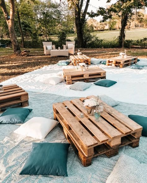 Creating this event was so exciting. Pallet tables, pillows, fresh flowers and many, many lights 🌼✨ Pallet Garden Party, Pallet Dinner Table, Pallet Table Picnic, Picnic Pallet Table, Wood Pallet Picnic, Picnic Pallet, Picnic Wedding Reception, Pallet Table Outdoor, Western Theme Party Decorating Ideas