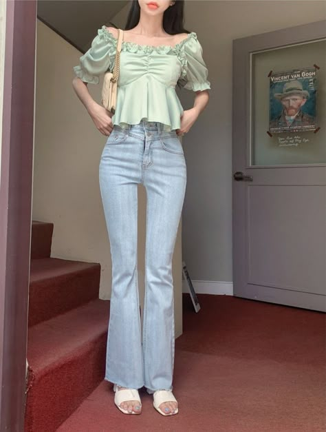 Boot Cut Jeans Outfit, Jeans Outfit Korean, Bootcut Jeans Outfit, Ootd Jeans, Korean Fits, Outing Outfit, Aesthetic Ootd, Haute Couture Gowns, Korean Fashion Summer