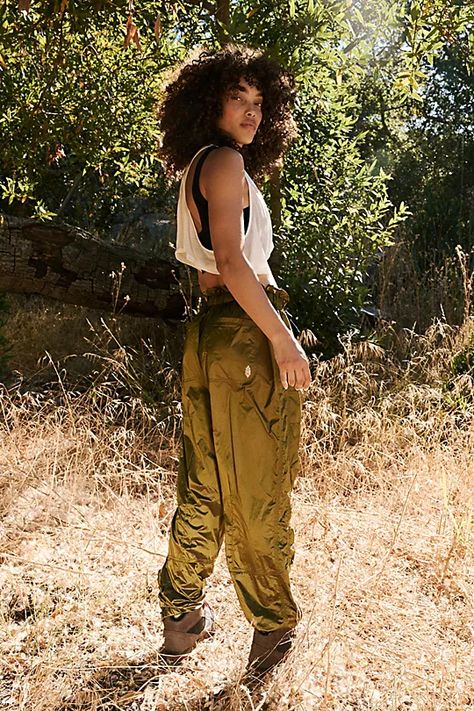 70s Hiking Outfit, Free People Hairstyles, Hiker Fashion, Lesbian Hiking Outfit, Model Hiking Outfit, Huntress Aesthetic, Female Hiker Aesthetic, Hiking Fashion Editorial, Outdoor Wear Women