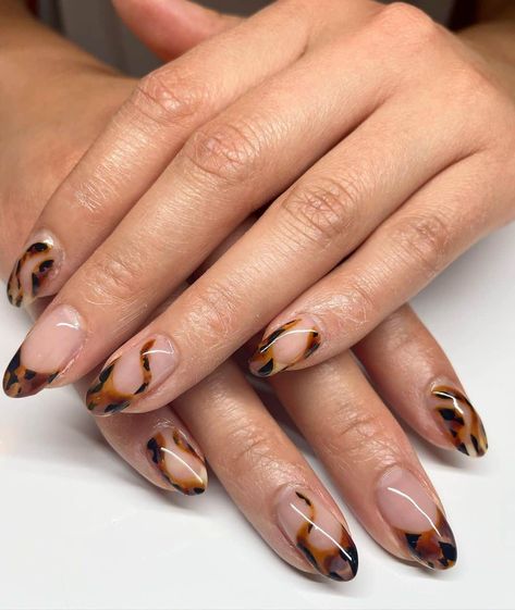 Best Tortoiseshell Nails to Inspire You Tortishell Nails Design, Tortoiseshell Nails, Tortoise Shell Nails, Shell Nails, Oval Nails Designs, Fresh Nails, Nye Nails, Natural Nails Manicure, Networking Tips