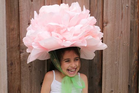 crepe paper peony hat Costume Fleur, Easter Hat Parade, Spirit Days, Paper Peony, Crazy Hat, Mad Hat, Crazy Hat Day, Flower Costume, Paper Peonies